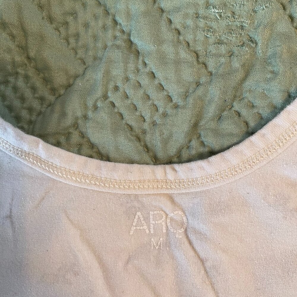 ARQ Pattern Crop Top - Picture 2 of 2